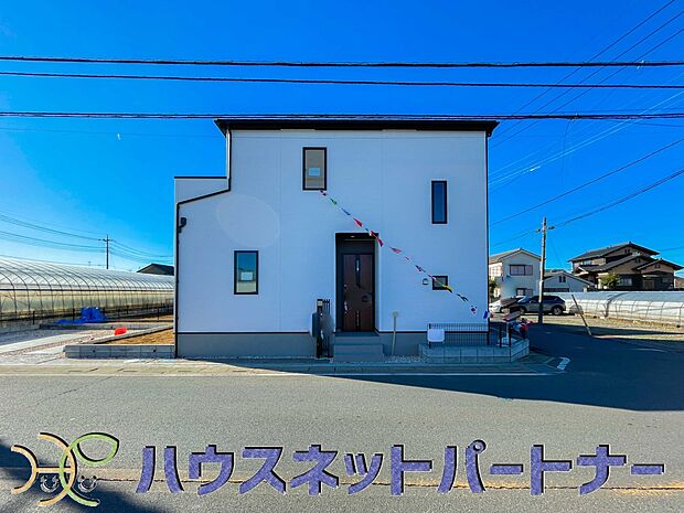 堂々たる趣ながら、主張し過ぎずどこか余裕を感じさせるシャープなフォルムで佇む邸宅は、晴天の空と照らし合わせる事で、本来あるべき完成形の姿を見せてくれます。