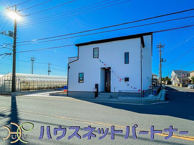 街に溶け合う美しい景観と、採光や風通しを考えて設計された間取り。近隣の視線を考え調整した窓位置など、外観だけでなく、住まうご家族の心地よさを最優先しました。