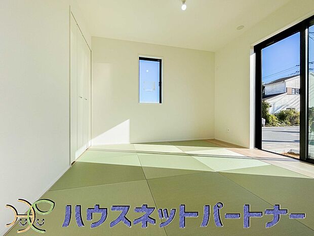 畳には音を吸収する作用があるので、元気いっぱいのお子さんの遊び場所として、最適な空間となるでしょう。また、クッション性があるのでお子さんが転んでケガをするリスクを軽減してくれます。