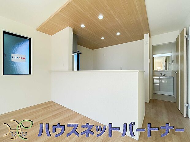 明るく開放的なダイニング。家族とのコミュニケーションが取りやすく、みんなの笑顔が溢れます