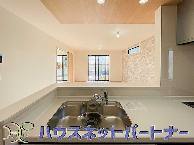 キッチン吊戸棚を無くす事によって、コミュニケーションを重視した設計に致しました。区画によって変わる一体感を、実際にご覧になって頂けましたらと思います。 