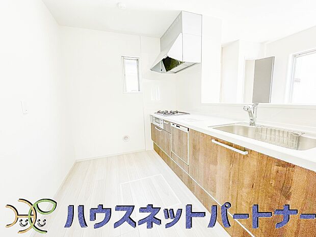 三口コンロで料理の幅を拡げてくれる使いやすいシステムキッチンを採用。洗い場も大きいので野菜や食器を洗ったりする際にも捗り、奥様の強い味方となってくれるはずです。