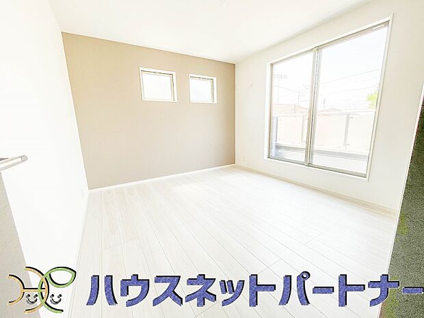 明るい窓のあるお部屋は子供部屋にぴったり。可愛い家具で素敵なお部屋に。
