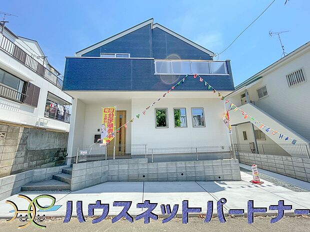 街に溶け合う美しい景観と、採光や風通しを考えて設計された間取り。近隣の視線を考え調整した窓位置など、外観だけでなく、住まうご家族の心地よさを最優先しました。