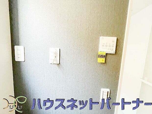 毎日使う洗濯機。しっかりと奥行きのある置き場が確保されています。