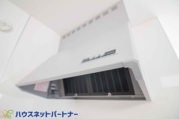 調理の際に発生する汚れた空気(二酸化炭素、油煙、水蒸気、ニオイなど)を、ダクトを通して屋外に排出しています。