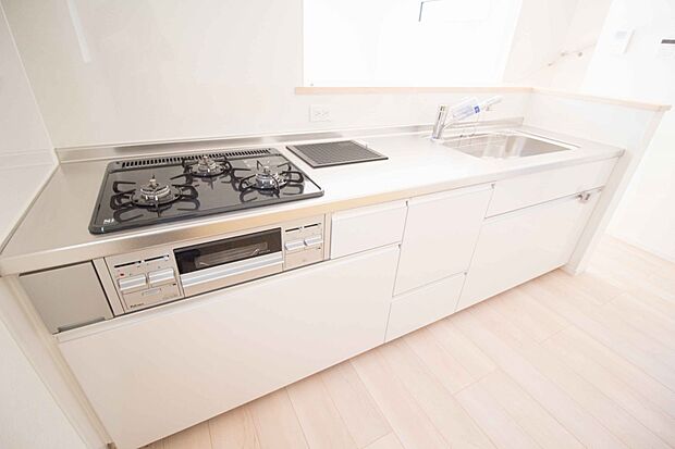 三口コンロで料理の幅を拡げてくれる使いやすいシステムキッチンを採用。洗い場も大きいので野菜や食器を洗ったりする際にも捗り、奥様の強い味方となってくれるはずです。