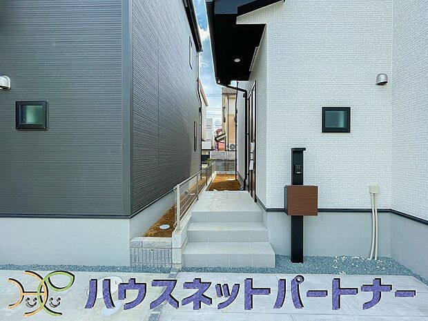 玄関の扉を開けるとそこは家族の待つお家。笑い声が聞こえてきそう。