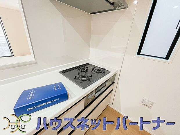 三口コンロで料理の幅を拡げてくれる使いやすいシステムキッチンを採用。洗い場も大きいので野菜や食器を洗ったりする際にも捗り、奥様の強い味方となってくれるはずです。
