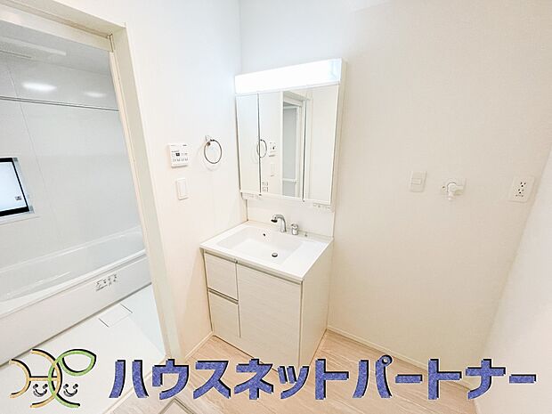 大きく見やすい三面鏡で清潔感ある洗面台は、身だしなみチェックや肌のお手入れに最適です。何かと物が増える場所だからこそ、スッキリと見映えの良い空間に拵えました。