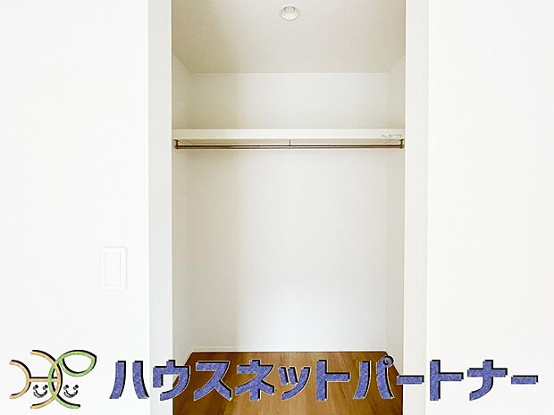 WICのメリットの1つ目は、1箇所にまとめて収納が出来ること。2つ目は、衣替えが必要ないこと。3つ目は、扉が少なくなり室内がスッキリ見えること。