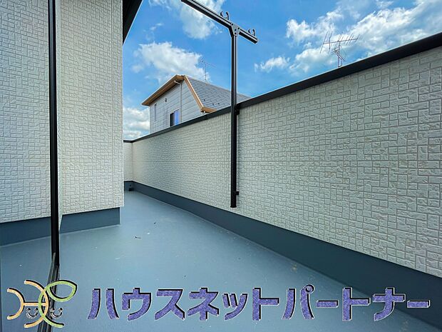 青い空が近くに感じるバルコニーは、爽やかな風をお部屋へ運んでくれます。