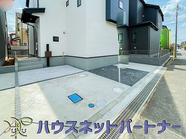 駐車場がある戸建を持つ最大のメリットは、駐車場代金を支払い続ける必要がないことです。賃貸住宅に住んでいる方が、戸建の購入を考えるきっかけに挙げることが多いようです。