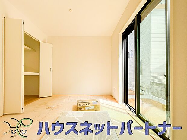 意外と場所をとるアイロンがけや、洗濯物をたたむときにも広々と使うことができ、ちょっと一休みしたい時、すぐに横になれることも魅力ですよね。また、来客時に客間や宿泊部屋として活用できます。