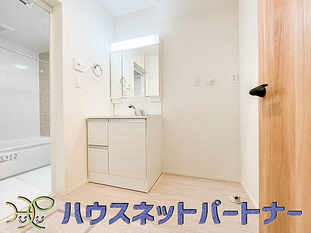 毎日使う洗濯機。しっかりと奥行きのある置き場が確保されています。