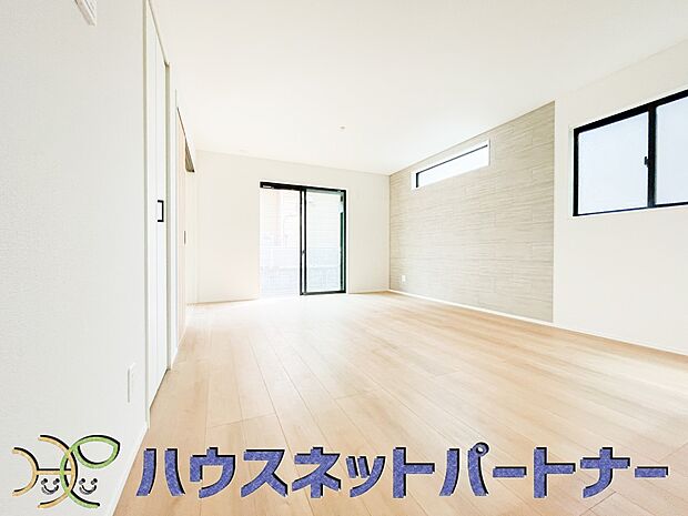 リビングは、食事スペースと寛げる場所設けてもまだ余裕の広さ。明るい光が照らしてくれます。