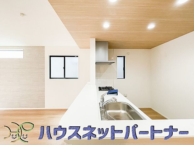 カウンターキッチンなら、リビングで遊ぶ子供の様子を見ながら料理ができるので安心です。料理を運んでもらったり、子供にお手伝いしてもらいやすいのもいいですね♪