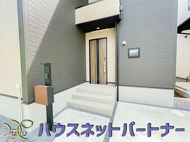 玄関の扉を開けるとそこは家族の待つお家。笑い声が聞こえてきそう。