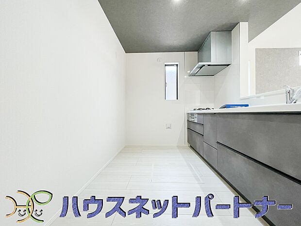 カウンターキッチンは広くて収納力もあるので、快適に料理をすることができます。食器や炊事用具を手の届くところに配置しやすいため調理もスピーディーです。