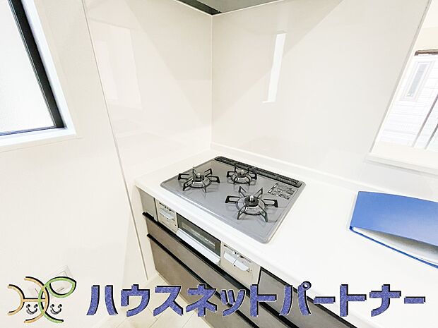 三口コンロで料理の幅を拡げてくれる使いやすいシステムキッチンを採用。洗い場も大きいので野菜や食器を洗ったりする際にも捗り、奥様の強い味方となってくれるはずです。