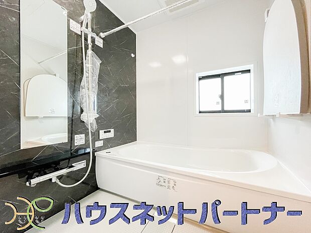心地よいバスタイムを演出する浴室はゆとりあるサイズを採用。保温機能付き、汚れをはじく有機ガラス系の新素材を採用した浴室。美しく機能的な設備を採用。