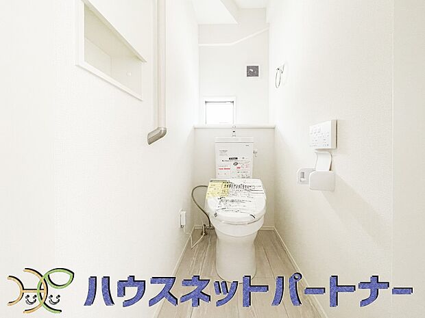 小窓を設置する事により明るく、通気性の良いトイレとなっております。中はゆとりのある大きさを確保しておりますので、ゆったりとお使い頂けます。 