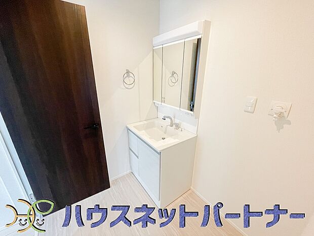 大きく見やすい三面鏡で清潔感ある洗面台は、身だしなみチェックや肌のお手入れに最適です。何かと物が増える場所だからこそ、スッキリと見映えの良い空間に拵えました。