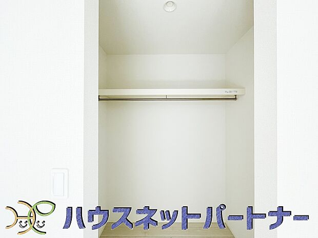 WICのメリットの1つ目は、1箇所にまとめて収納が出来ること。2つ目は、衣替えが必要ないこと。3つ目は、扉が少なくなり室内がスッキリ見えること。