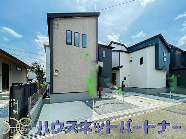 街に溶け合う美しい景観と、採光や風通しを考えて設計された間取り。近隣の視線を考え調整した窓位置など、外観だけでなく、住まうご家族の心地よさを最優先しました。