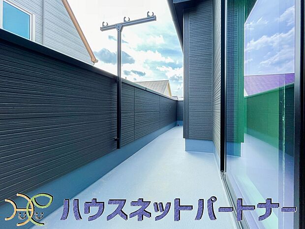 青い空が近くに感じるバルコニーは、爽やかな風をお部屋へ運んでくれます。