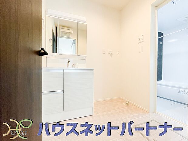 毎日使う洗濯機。しっかりと奥行きのある置き場が確保されています。