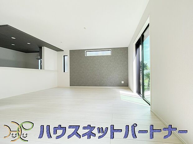 リビングは、食事スペースと寛げる場所設けてもまだ余裕の広さ。明るい光が照らしてくれます。