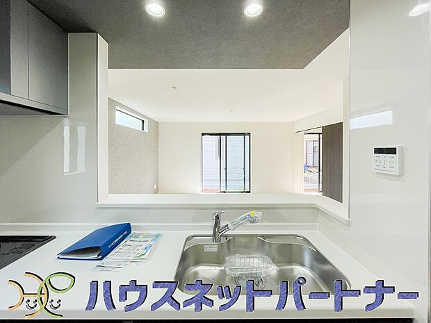 キッチン吊戸棚を無くす事によって、コミュニケーションを重視した設計に致しました。区画によって変わる一体感を、実際にご覧になって頂けましたらと思います。 