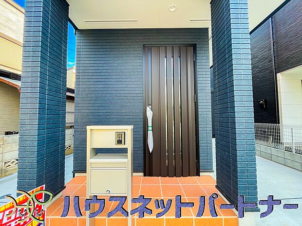 上質感漂う玄関へのアプローチ。居住者の帰り、訪れる方を優しく迎える・安らぎに満ちた生活空間を予感させる。健やかな暮らしを楽しめそう。