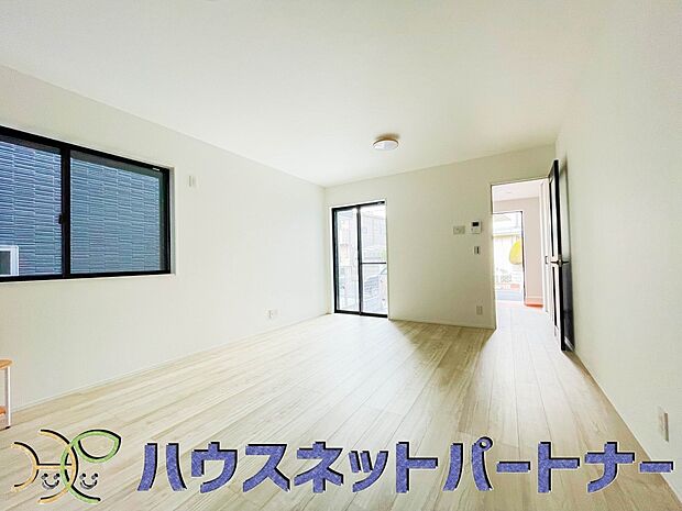 通風・採光に優れ、心地よい光と風が溢れています。 贅沢で豊かな居住性と、プライドを満たすクオリティが見事に調和した住空間。新築ならではの快適なひとときをご体感頂ける筈です。