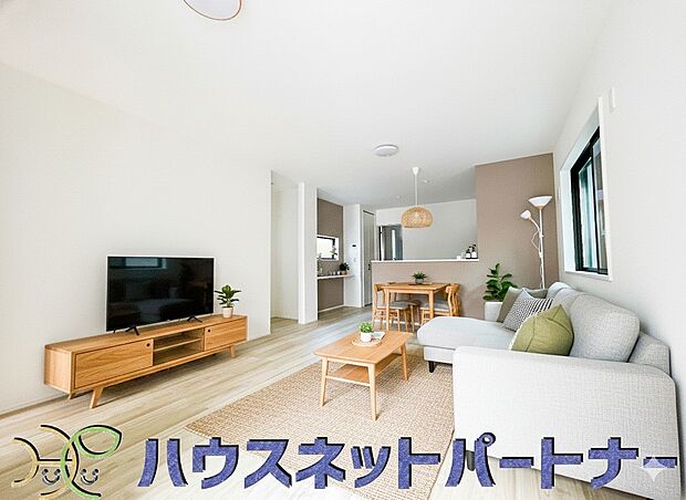 17帖以上の広々LDKでワンランク上の住まい環境。食事スペースと寛げる場所設けてもまだ余裕の広さ。明るい光が照らしてくれます。