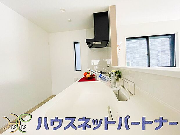 キッチン吊戸棚を無くす事によって、コミュニケーションを重視した設計に致しました。区画によって変わる一体感を、実際にご覧になって頂けましたらと思います。 