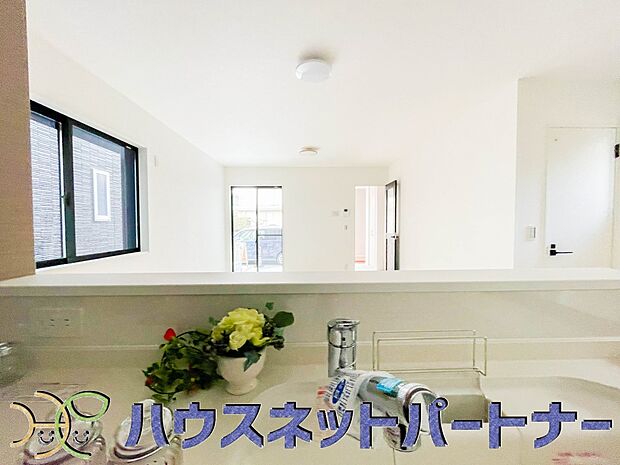 家族の様子を見ながらキッチンでお料理。一日の出来事を会話しながらの家事は嬉しいコミュニケーション。