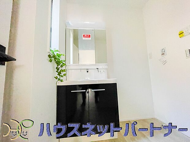 大きく見やすい三面鏡で清潔感ある洗面台は、身だしなみチェックや肌のお手入れに最適です。何かと物が増える場所だからこそ、スッキリと見映えの良い空間に拵えました。