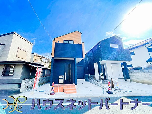 堂々たる趣ながら、主張し過ぎずどこか余裕を感じさせるシャープなフォルムで佇む邸宅は、晴天の空と照らし合わせる事で、本来あるべき完成形の姿を見せてくれます。