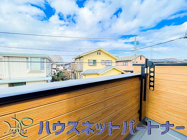 青い空が近くに感じるバルコニーは、爽やかな風をお部屋へ運んでくれます。