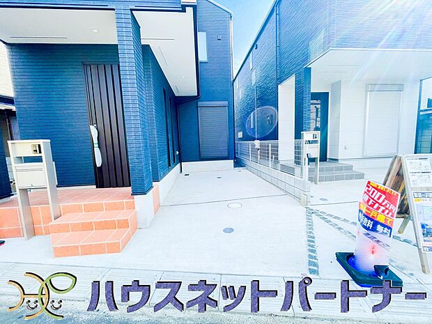 カースペース2台可。敷地内に駐車スペースが2台分確保されています。通勤、お出かけ、ショッピングなど、家族で出かける際の足となる車。状況に応じて使い分けたい、そんな方におすすめです。