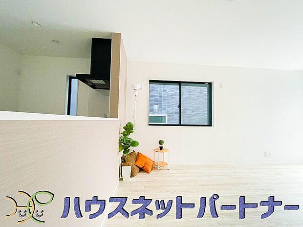 忙しい朝でも家族揃って食事をして頂ける、ゆとりある大きさのダイニングスペース。奥様の手料理をカウンター越しに受けとって頂き、テーブルで囲む素敵な時間を存分にお愉しみ下さい。