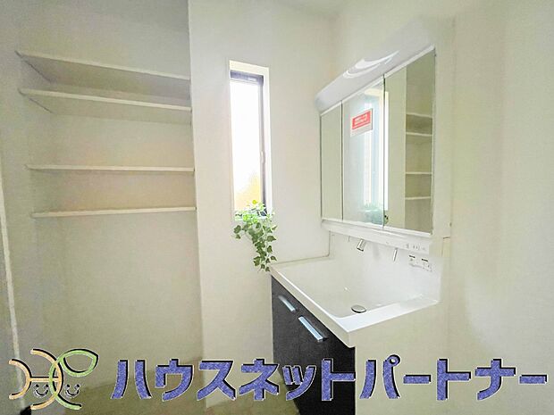 タオルやパジャマ、下着、掃除用品などランドリーに置きたいアイテムを一気に収納してくれる、あると便利サニタリー収納。