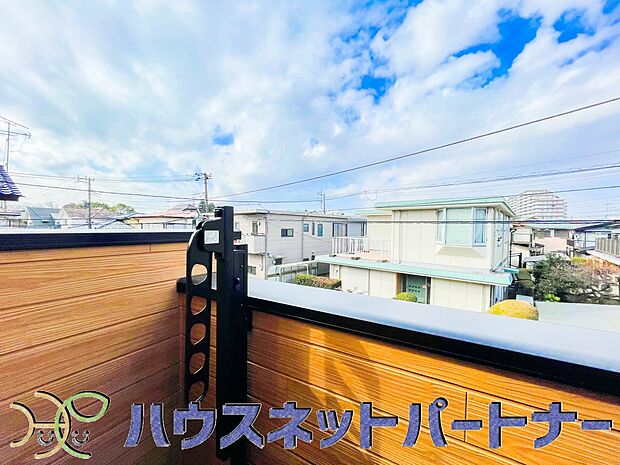 2階にあるバルコニーは太陽の光が燦々と降り注ぎ、毎日のお洗濯も快適に。太陽は心を元気にしてくれますよね。