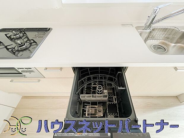 ビルトイン食器洗浄機は高温のお湯や高圧水流を使うことにより油汚を効果的に落としてくれます。