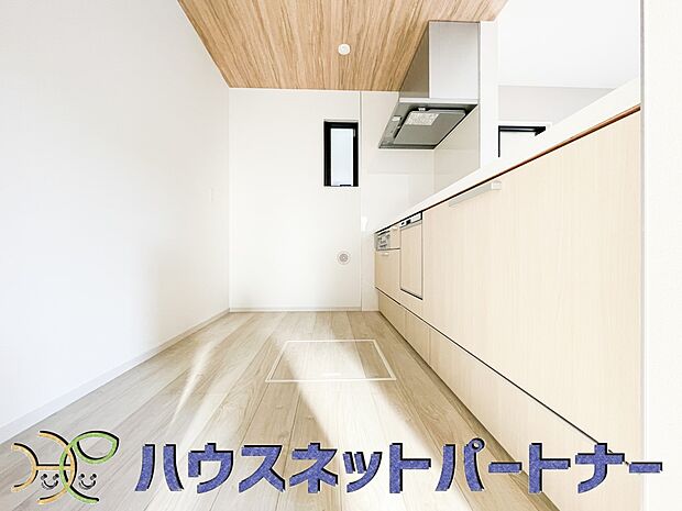 カウンターキッチンは広くて収納力もあるので、快適に料理をすることができます。食器や炊事用具を手の届くところに配置しやすいため調理もスピーディーです。