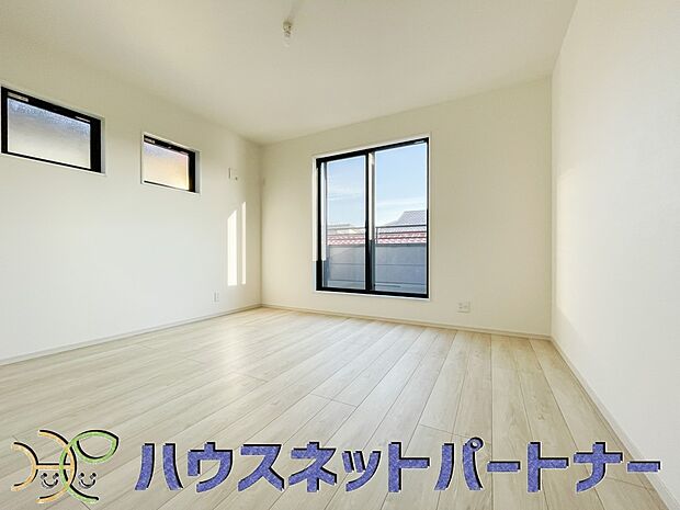 明るい窓のあるお部屋は子供部屋にぴったり。可愛い家具で素敵なお部屋に。
