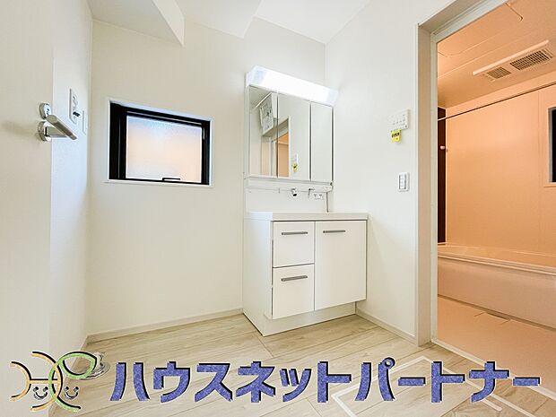 大きく見やすい三面鏡で清潔感ある洗面台は、身だしなみチェックや肌のお手入れに最適です。何かと物が増える場所だからこそ、スッキリと見映えの良い空間に拵えました。
