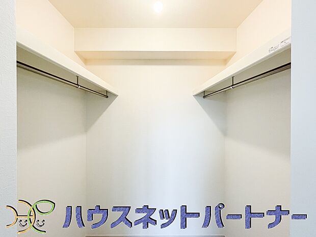 たくさんの洋服をかけてもシワになりにくいウォークインクローゼット。洋服以外にも、普段使わない家電やスーツケース、ストック品など何でも片付く嬉しい空間です。